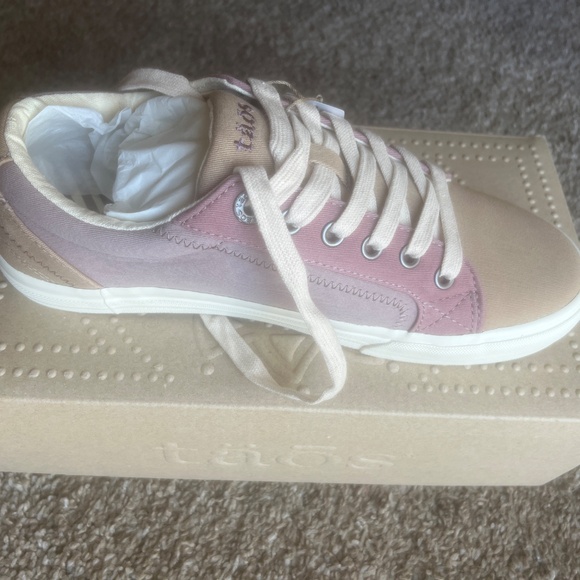 Taos Women’s Tennis Shoes Size 8 - Picture 2 of 5